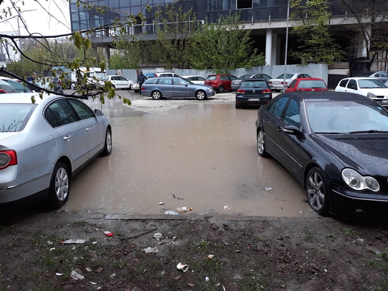 Shiu bllokon parkingun në Prishtinë