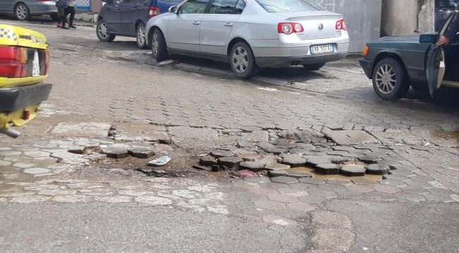 Gropat në Prizren po ‘përpijnë’ veturat