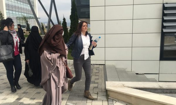 Prokuroria kërkon arrest shtëpiak për 16 gratë e kthyera nga Siria