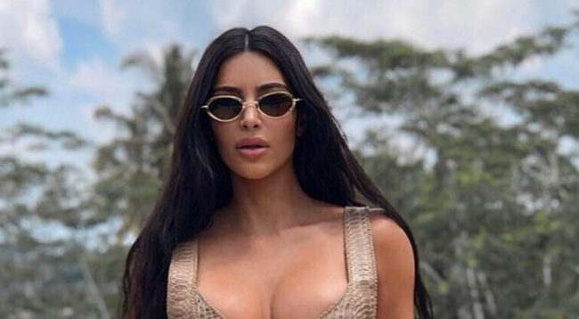 Kim Kardashian vishet provokuese edhe kur mëson