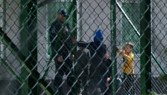 Emocionet kur gjyshi takon nipin që u kthye nga Siria, derisa i biri i mbeti i vrarë atje