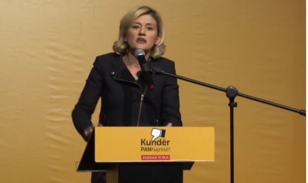 Mimoza Kusari-Lila i bashkohet Vetëvendosjes në tubimin në Gjakovë