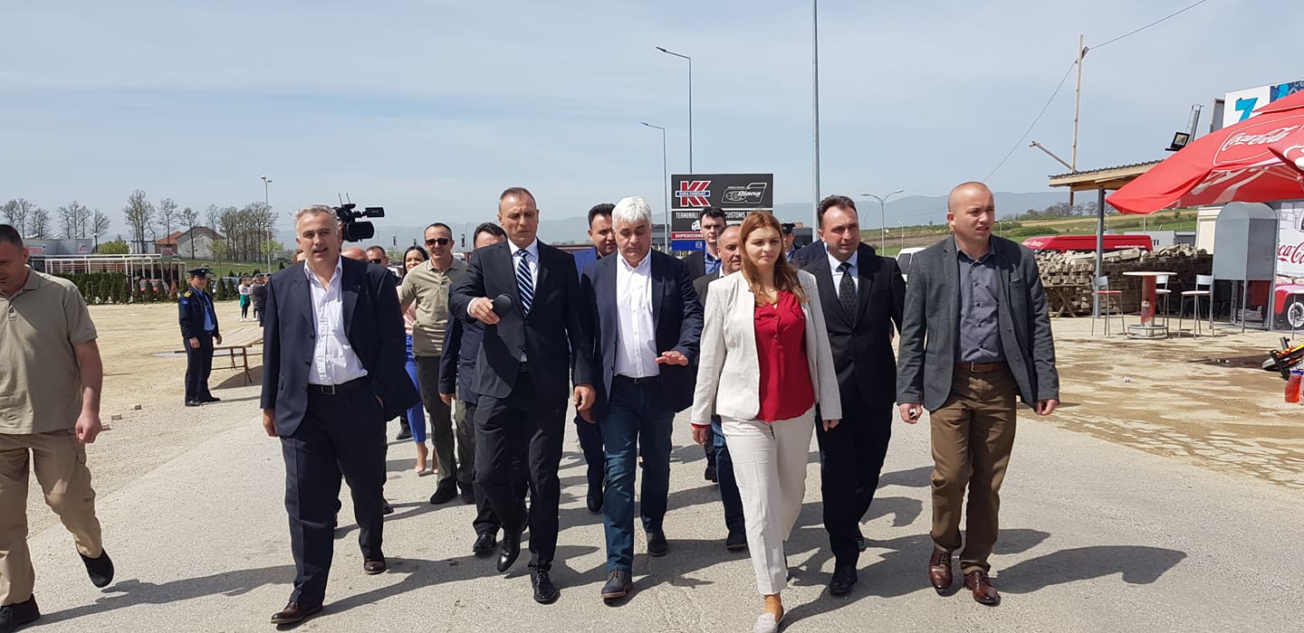 Në shenjë proteste, Petroviq kalon në këmbë kufirin Kosovë-Serbi