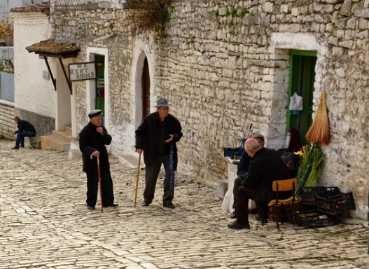 Tenton të digjet me benzinë, pasi s’ka bukë për të ngrënë