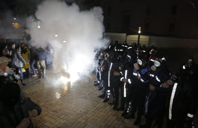 Policë të plagosur në protestat në Tiranë