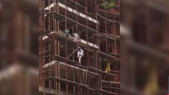 Punëtori ngjitet në skele pa masa mbrojtëse