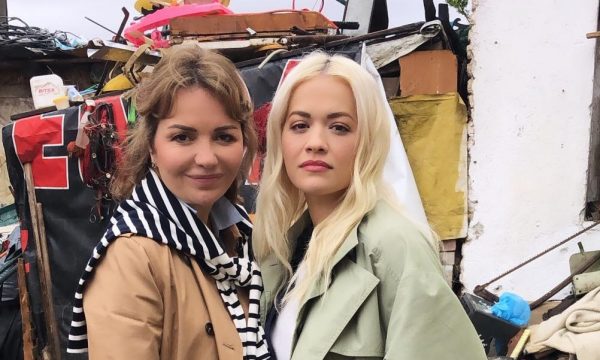 Rita Ora në mision humanitar, ecën rrugëve me balte të Ferizajt