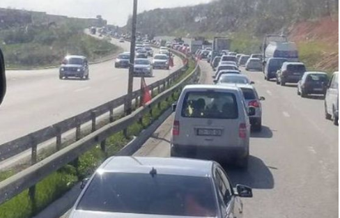 Shkaktohet aksident në autostradën Prishtinë-Pejë