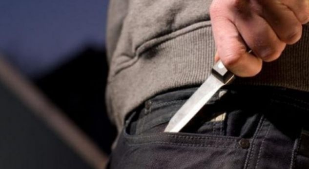 Theret me thikë nga tre persona në Prizren