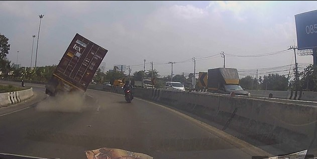Motoçiklisti shpëton për një fije pa u shtypur nga kamioni (Video)