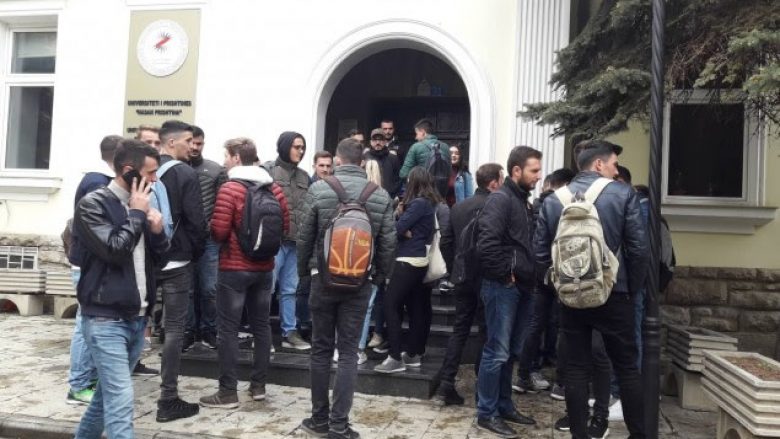 Studentët bllokojnë Rektoratin e UP-së
