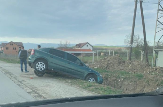 Shoferi i pakujdesshëm bie me veturë në kanal