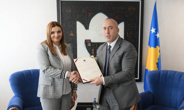 Ministrja serbe blen telefon rreth 1000 euro menjëherë pas emërimit