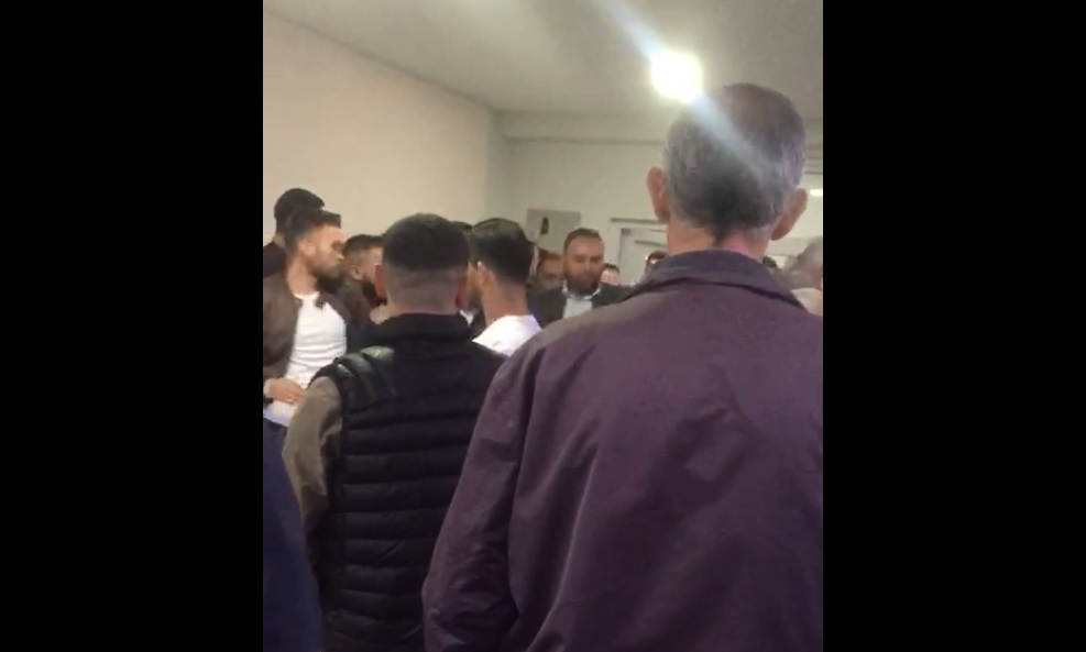 Përleshje fizike në zgjedhjet e PDK-së në Raushiq të Pejës (Video)