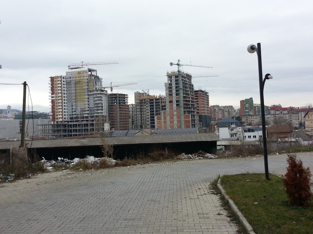 Dy varre serbe po i bllokojnë punimet në rrugën që lidh Lakrishten dhe Arbërinë në Prishtinë