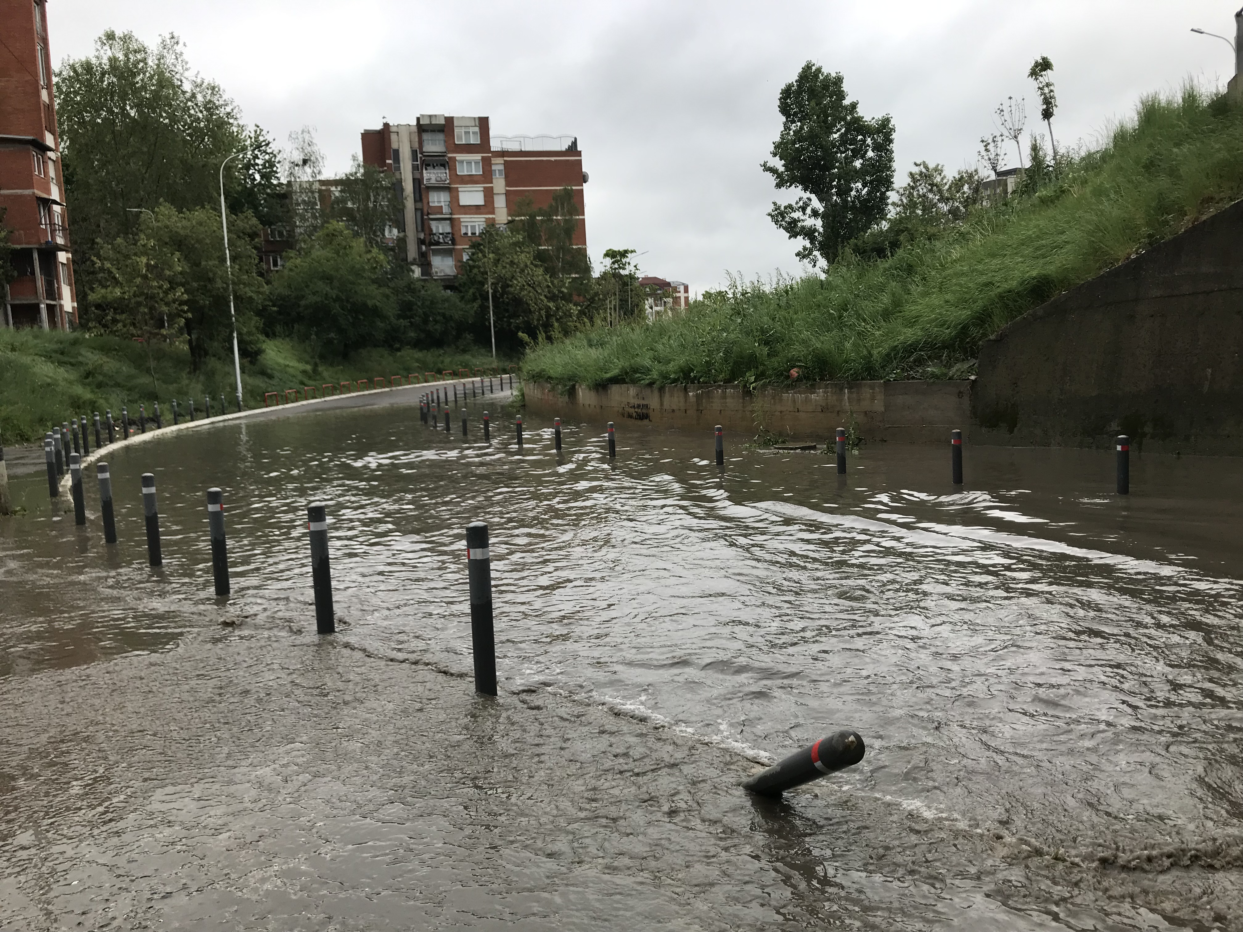 Pellgu që krijohet nga shiu në Dardani të Prishtinës