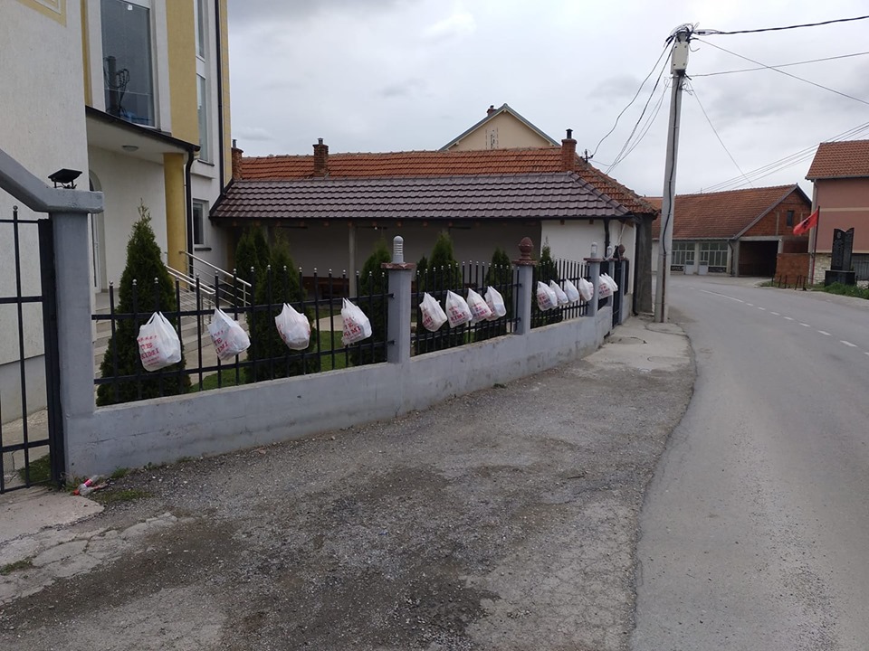Banorët e këtij fshati vendosin ushqim në rrethojat e xhamisë për nevojtarët