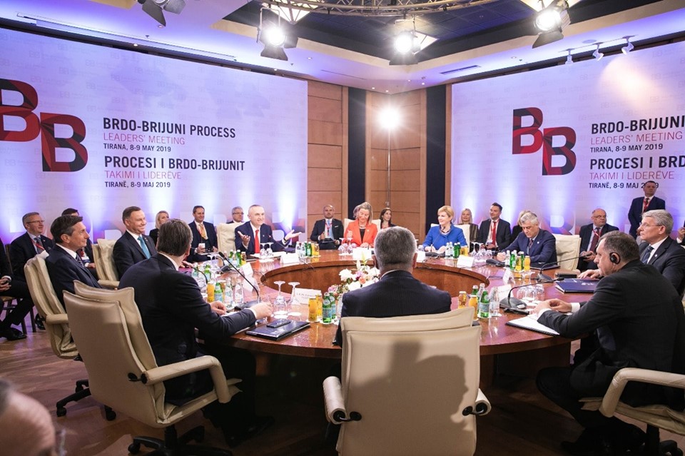 Thaçi anulon drekën me Vuçiqin, Dodikun e Metën
