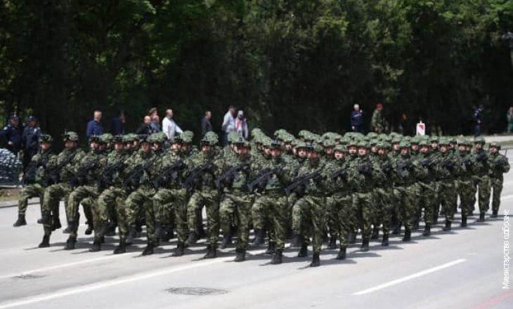 Quni për ushtrinë serbe: Jo keq në paradë, por të mjerë në betejë!