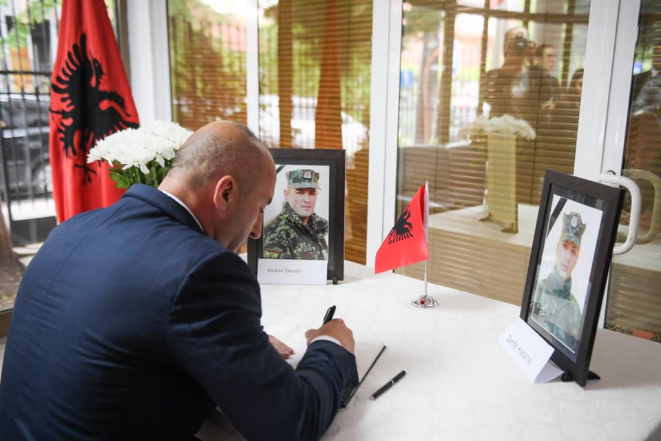 Haradinaj nënshkruhet në Librin e Zisë, thotë se nëntetarja Hasanaj dhe major Tanushi nderuan flamurin dhe atdheun