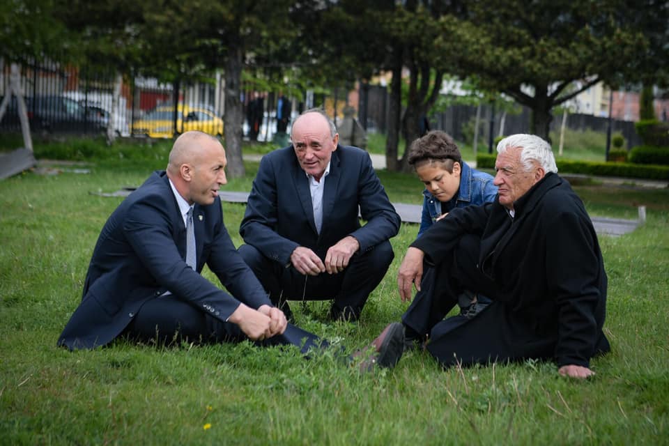 Haradinaj i thotë babait të Ilir Konushevcit se heronjtë e Kosovës nderuan komb e atdhe