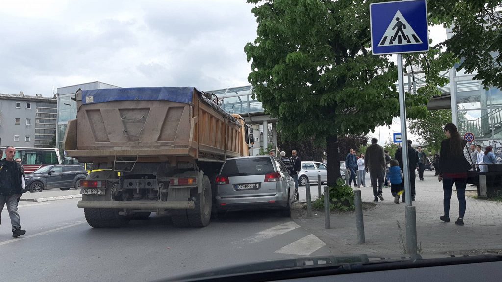Kamioni tërheq zvarrë veturën për disa metra