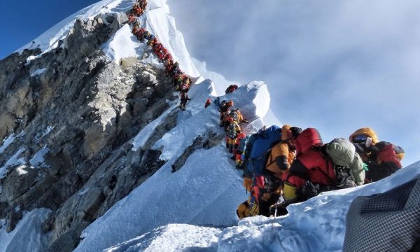Pse po vdesin kaq shumë njerëz në Malin Everest