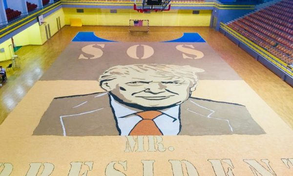 The Guardian shkruan për artistin kosovar që krijoi portretin e Donald Trump me fara