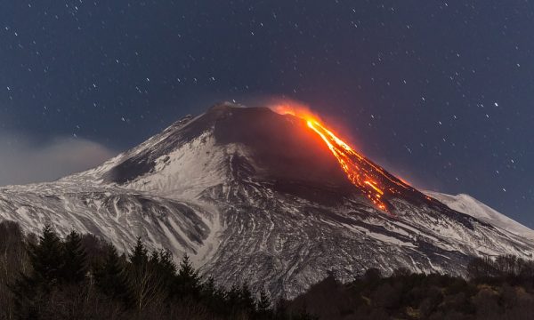 Pamje mahnitëse kur shpërtheu vullkani sot në Itali