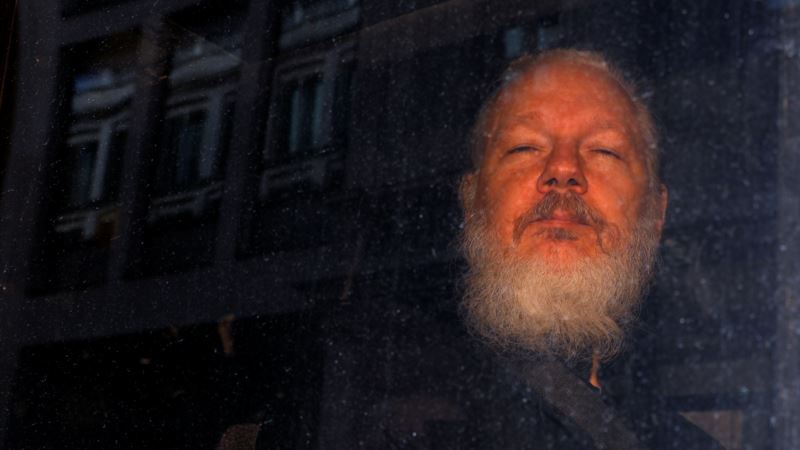Julian Assange dënohet me 50 javë burg