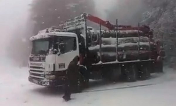 Bie borë në Bosnje