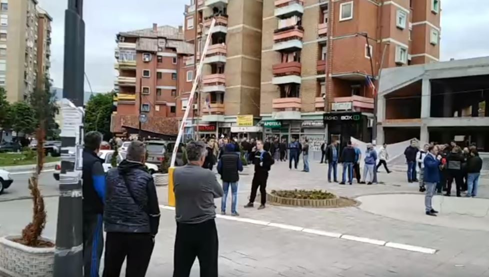 Ja se çfarë janë duke bërë serbët në veri të Mitrovicës (Video)