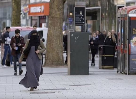 Rrëfimi i myslimanes nga Uelsi, etiketohej si “kamikaze” dhe fyhej në rrugë për shkak të mbulesës (Foto/Video)