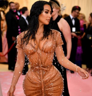 Kim Kardashian ‘çmendi’ të gjithë në Met Gala, shfaq të pasmet e rrumbullakosura