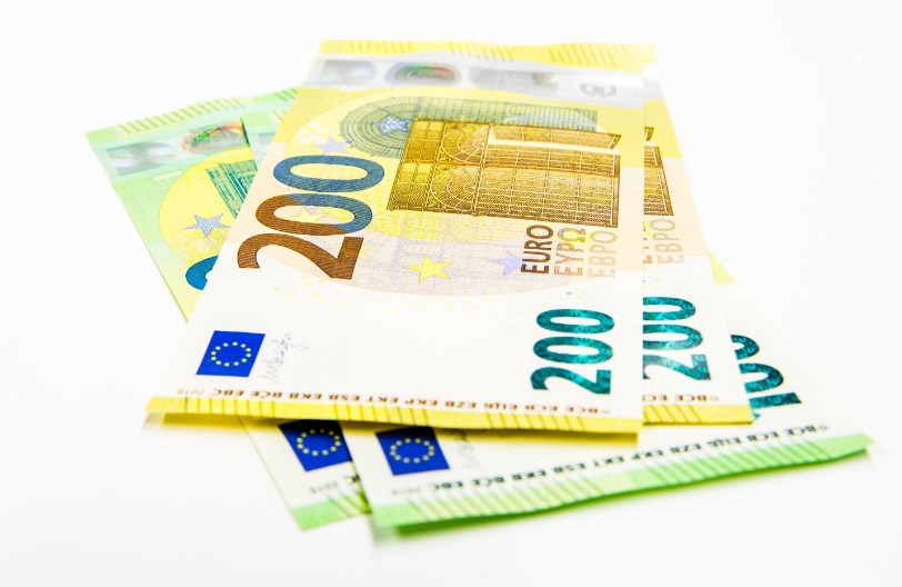 Këto janë monedhat e reja 100 dhe 200 euro (Foto-Video)