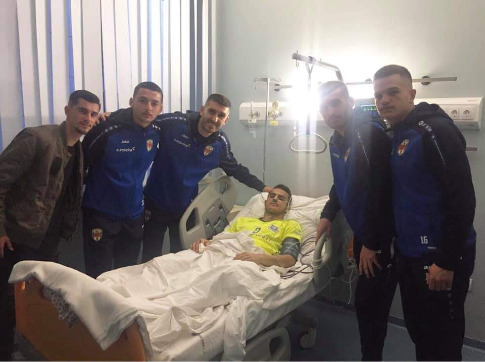 Futbollistët e Prishtinës e vizitojnë në spital Valmir Veliun