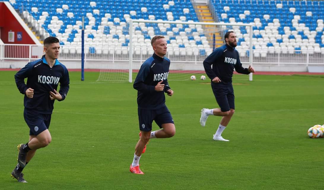 Pesë prej njëzetepesë futbollistë të ftuar nga Challandes  kanë zbritur sot në stadiumin “Fadil Vokrri”