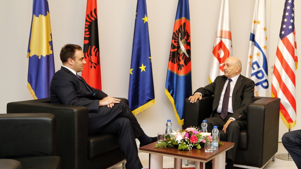 Mustafa takohet me ambasadorin O’Connell, thotë se situata politike në Kosovë është e ndërlikuar