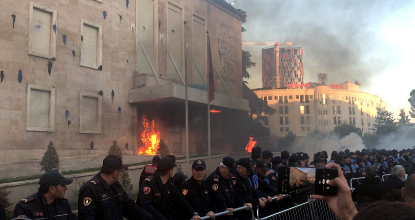 Tensionohet protesta në Shqipëri, molotov ndaj Kryeministrisë