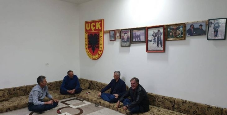 Presidenti Thaçi i ulur këmbëkryq në odën e të arrestuarit për fajde