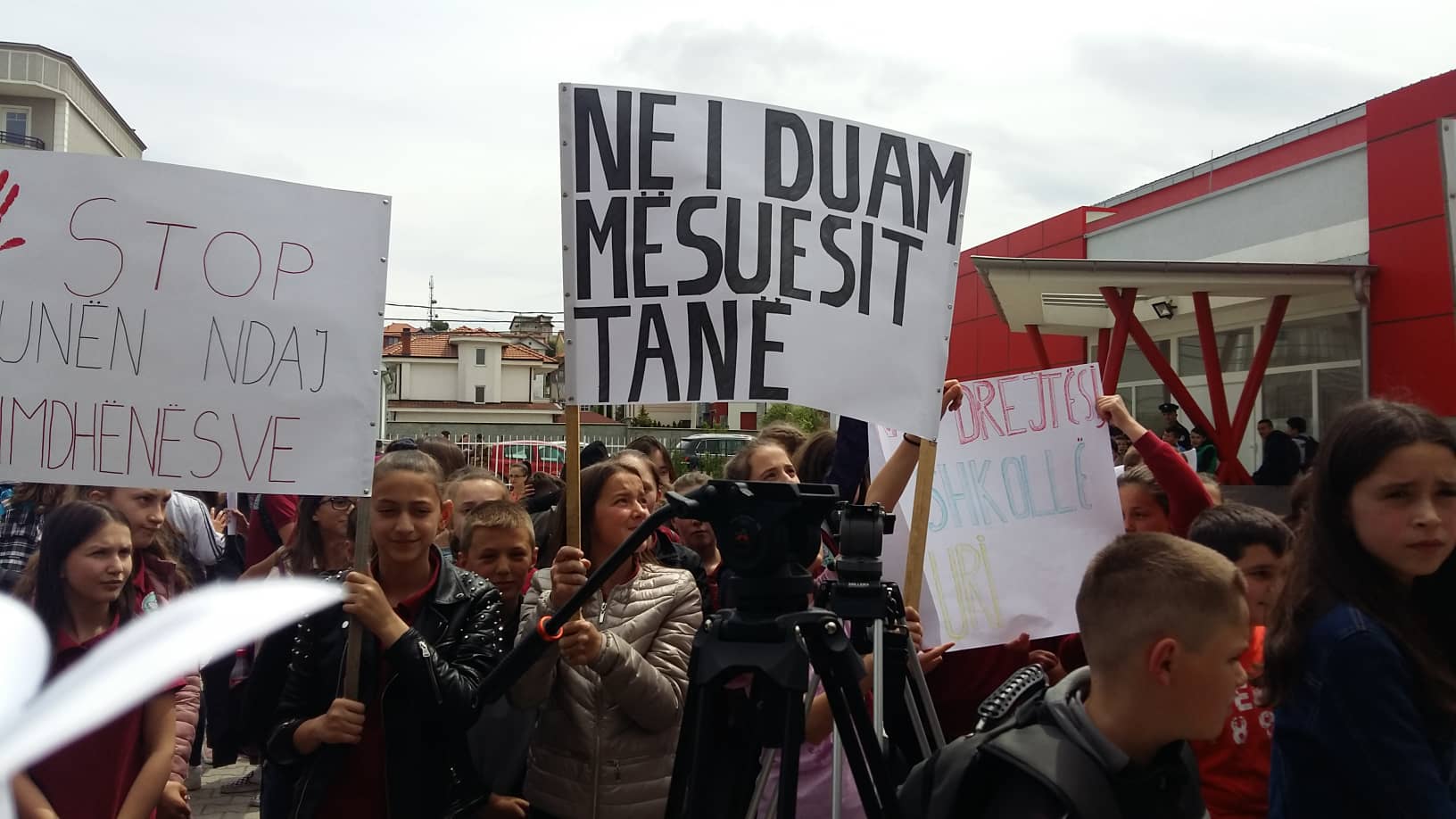 Protestohet në mbështetje të mësueses e cila u ther me thikë
