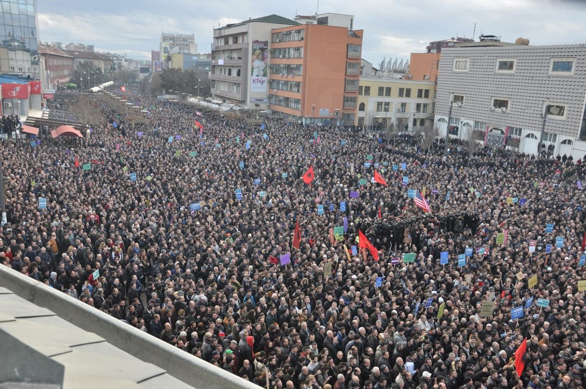 “Pa ua mbushë sheshin, këta nuk marrin vesh”, deputeti i pavarur bën thirrje për protesta