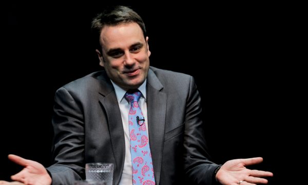 Qytetari kërkon nga O’Connell një kafe, përgjigjja e ambasadorit britanik është epike