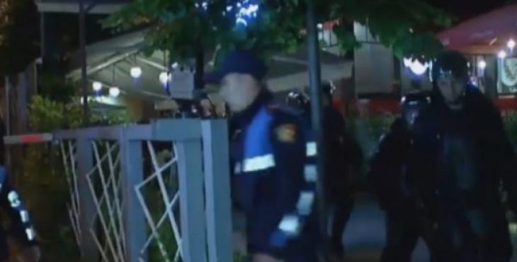 Tmerr në rrugët e Tiranës, vazhdon protesta e dhunshme