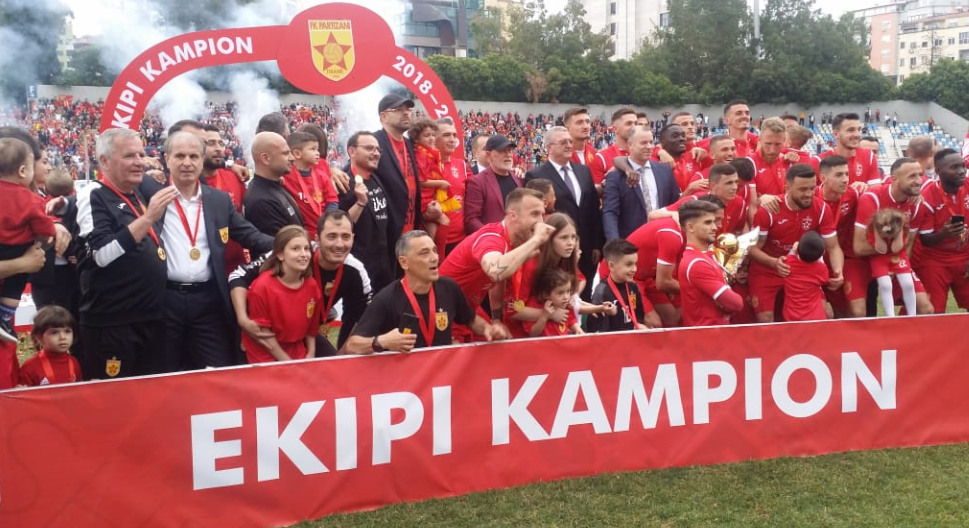 Atmosferë elektrizuese, Partizani ngre lart trofeun e kampionit