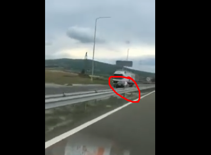 Shoferi në autostradën “Ibrahim Rugova” vozit në anën e kundër me shpejtësi të madhe