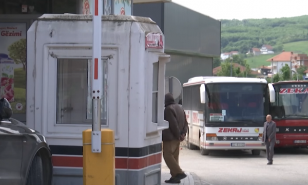 Shoferët në Skenderaj ankohen se s’kanë ku t’i parkojnë autobusët