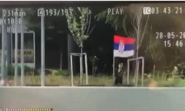 Serbi vrapon nëpër urën e Ibrit me flamur të Serbisë, pengohet nga policia