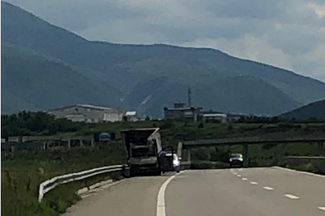 Digjet një kamionetë në autostradën “Ibrahim Rugova”