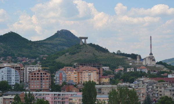 Përleshen serbët në veri të Mitrovicës